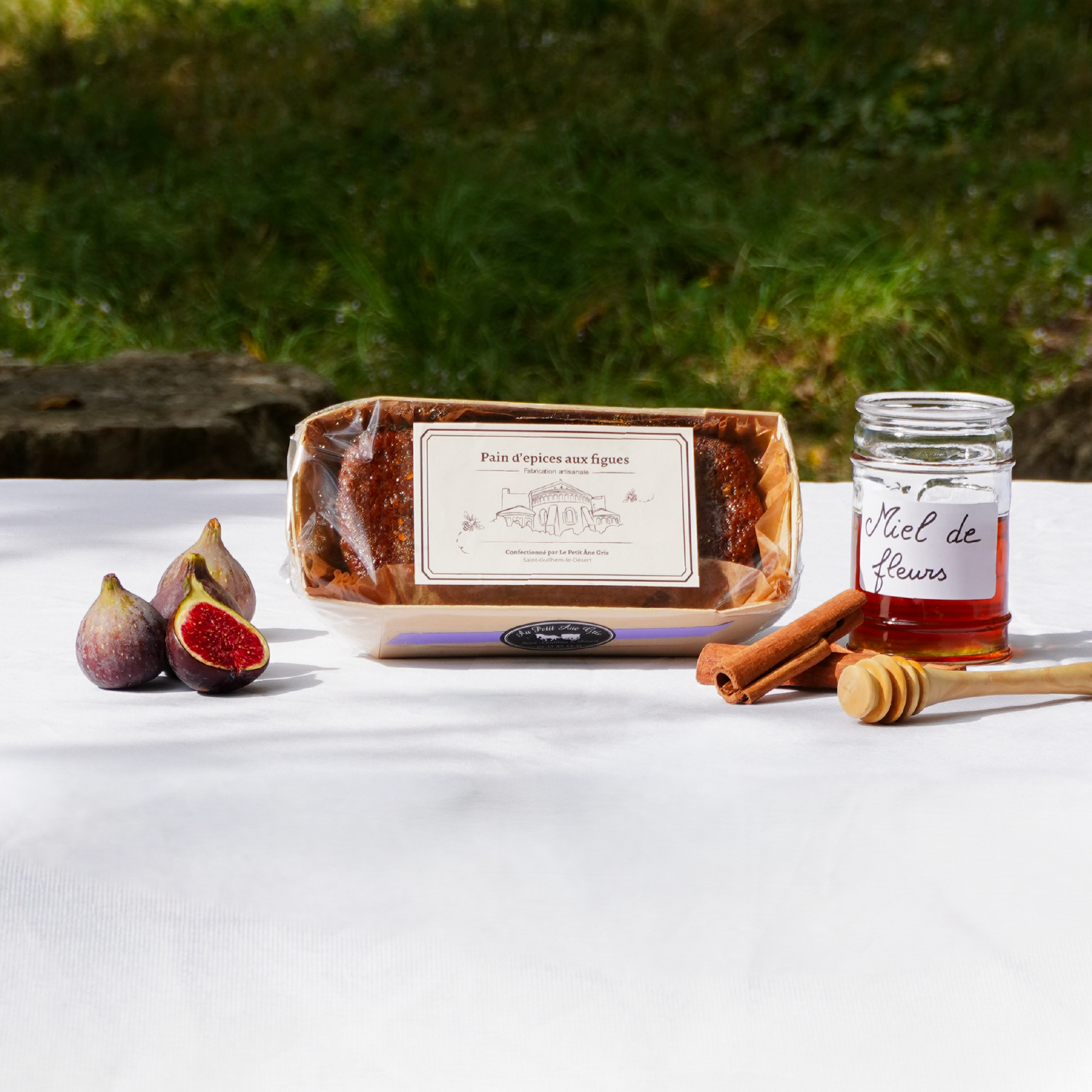 Pain d&rsquo;&eacute;pices aux figues sur une table, mis en sc&egrave;ne